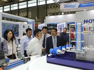 京城機(jī)電黨委書(shū)記、董事長(zhǎng)阮忠奎一行蒞臨華德液壓展位參觀調(diào)研